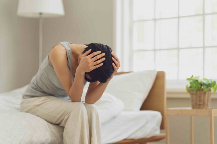 悩む女性・睡眠・ベッドルーム