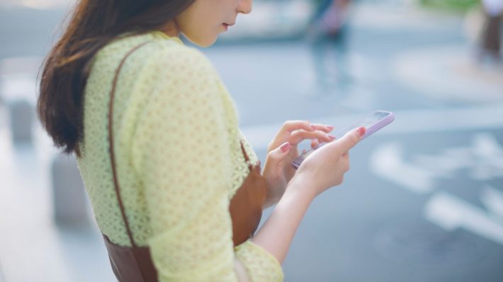 街を歩く若い女性