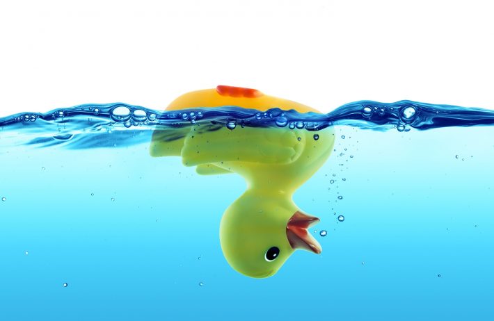 溺れるアヒルのおもちゃ