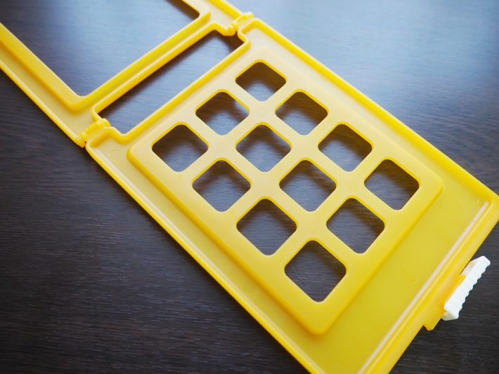 格子状になっている面が下側