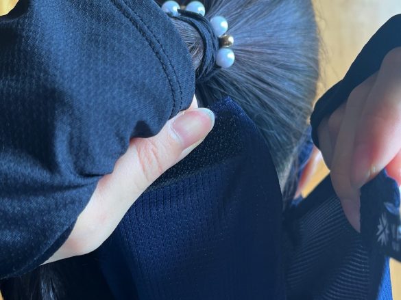 首の後ろで面ファスナーを留める