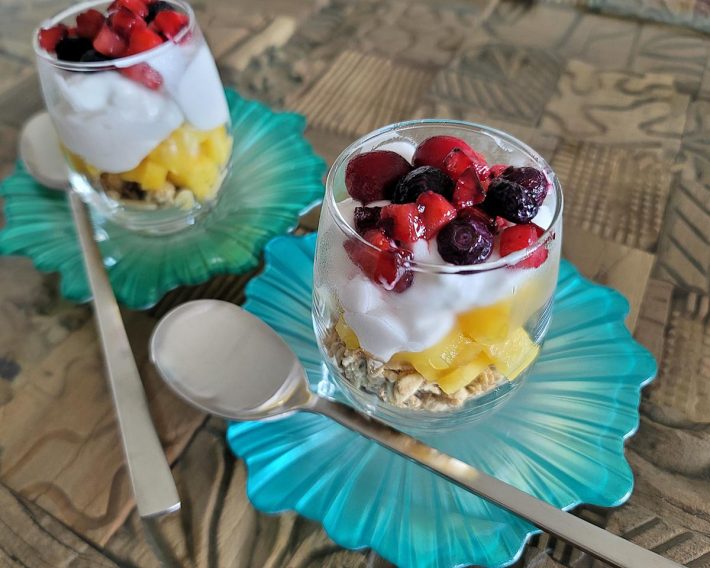 好きなヨーグルト、冷凍果物、オートミールを組み合わせてパフェ風に