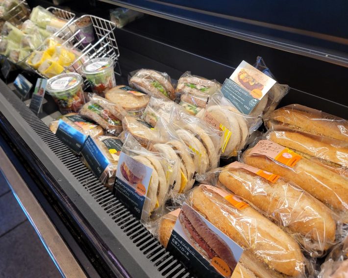 スタバに行くと、おいしそうな食べ物がきれいに並んでいます