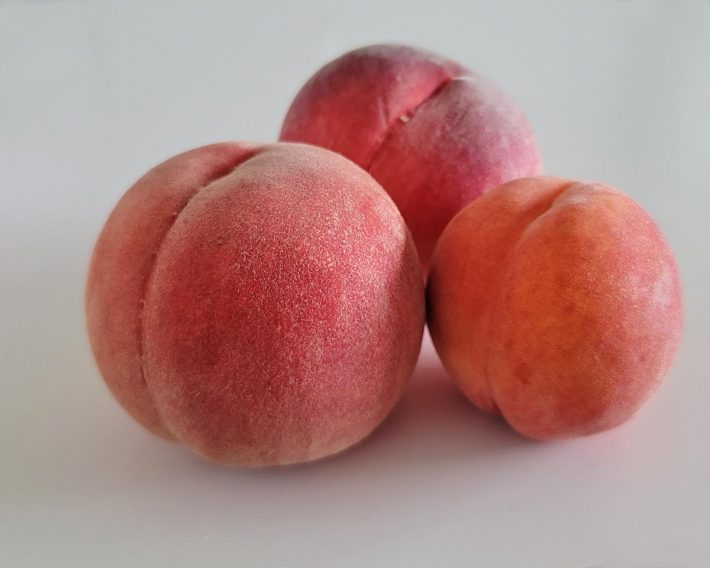 桃にはさまざまな品種がありますが、高級品でなくても十分おいしく作ることができます