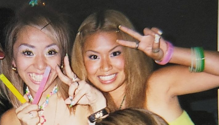 ギャル時代の藍原沙織さん（左）