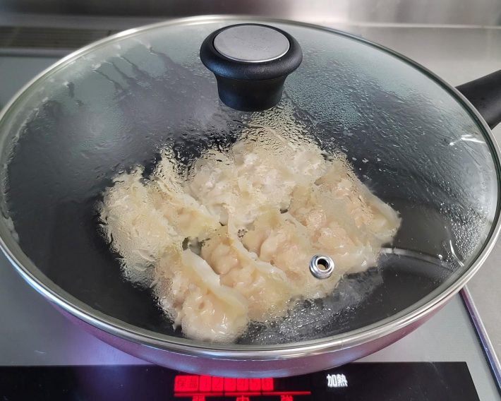 フタをして蒸し焼きにしています