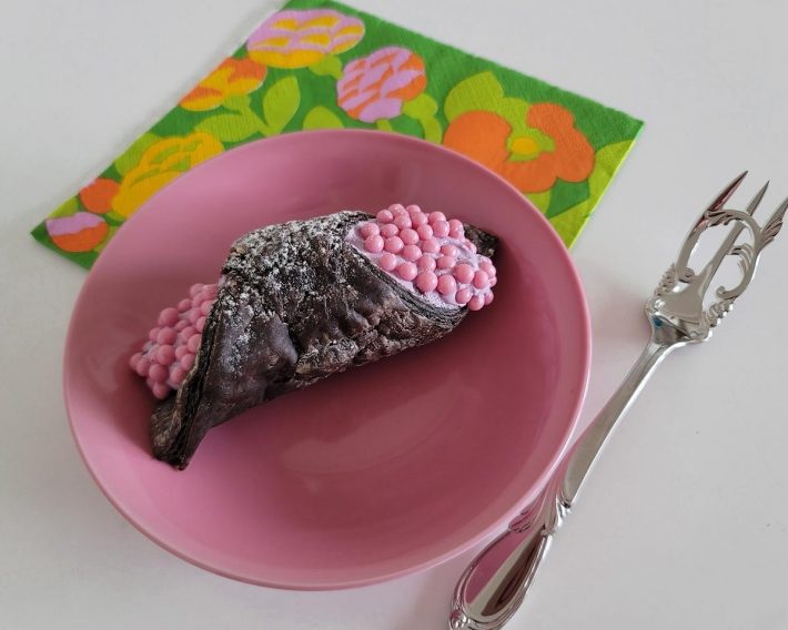 パイのクリーム部分の色（ピンク＆パープル）をポイントに盛りつけてみました