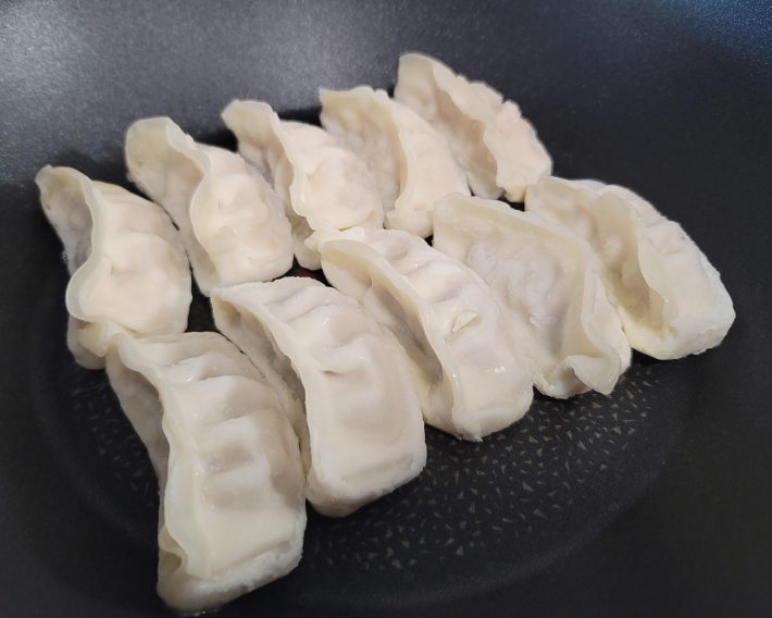 凍った状態の餃子を並べた状態。焼き方の手順通りに従います