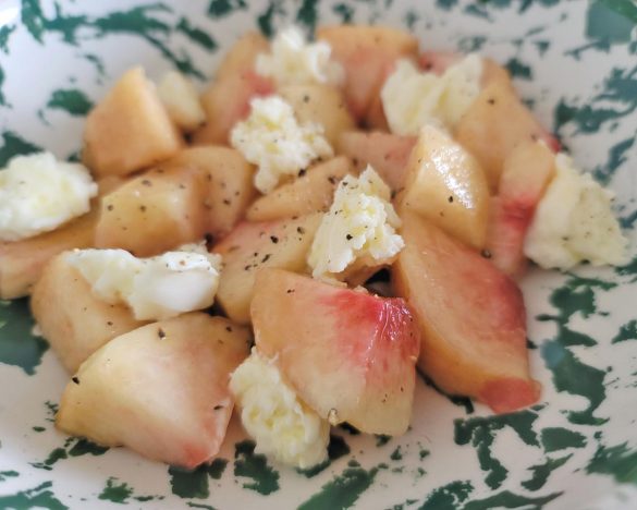 白とピンクのマリアージュがシンプルに美しい一皿。ミントがなくてもビジュアル的には十分素敵です