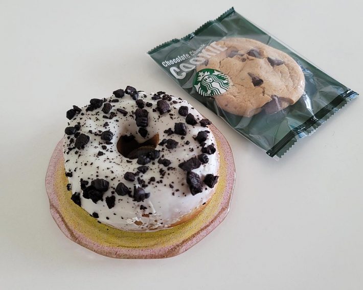 「クッキー＆クリームドーナツ」と「チョコレートチャンククッキー」。チョコやクッキーが自然に散りばめられているので、気持ち悪くはありませんよね？　どちらもとってもおいしそうです