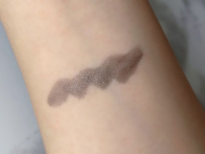 ただのグレーじゃない、グリッター×透け感の合わせ技