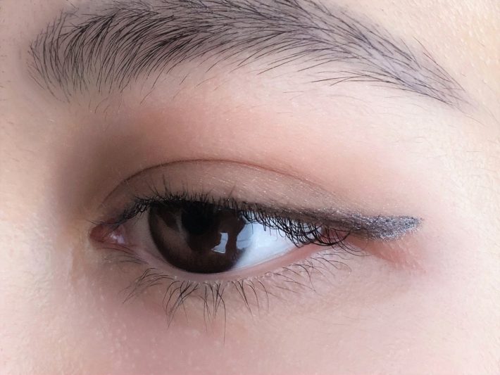 メタリックに輝く透け感グレーで大人の品格づくり