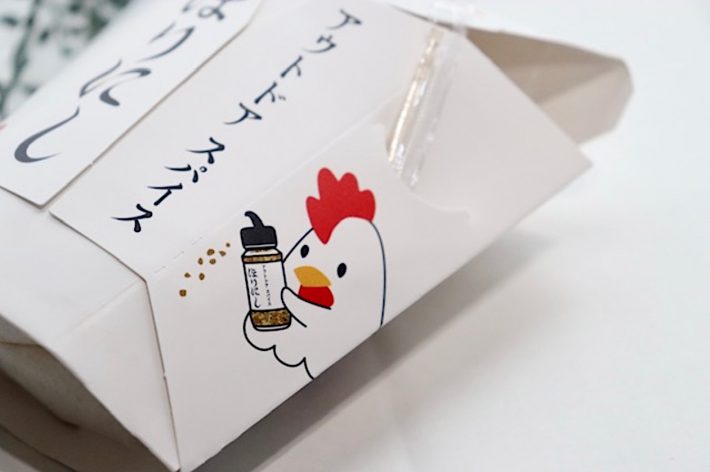 からあげクンがスパイスボトルを振っている