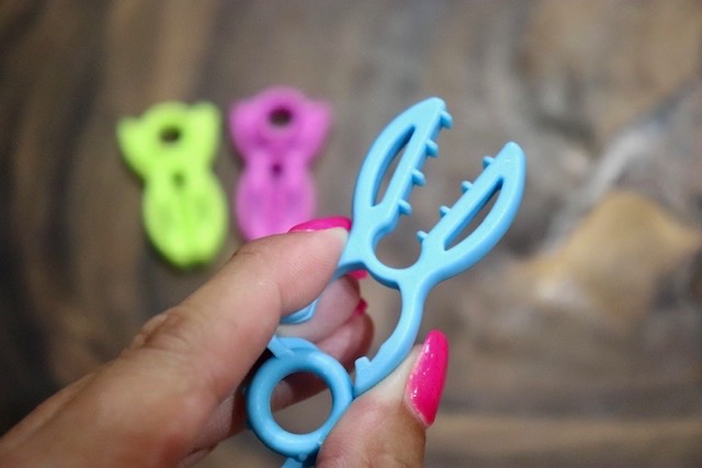 　丸い部分をカチっと上に