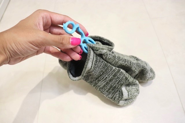 脱いだくつ下を左右ペアに