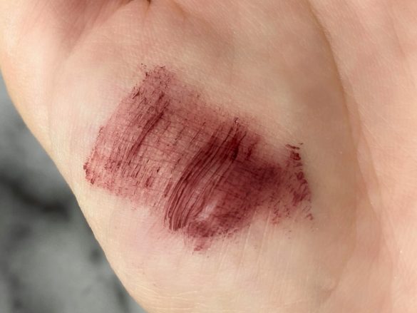 血色感があるのに眉に馴染みやすい絶妙カラー