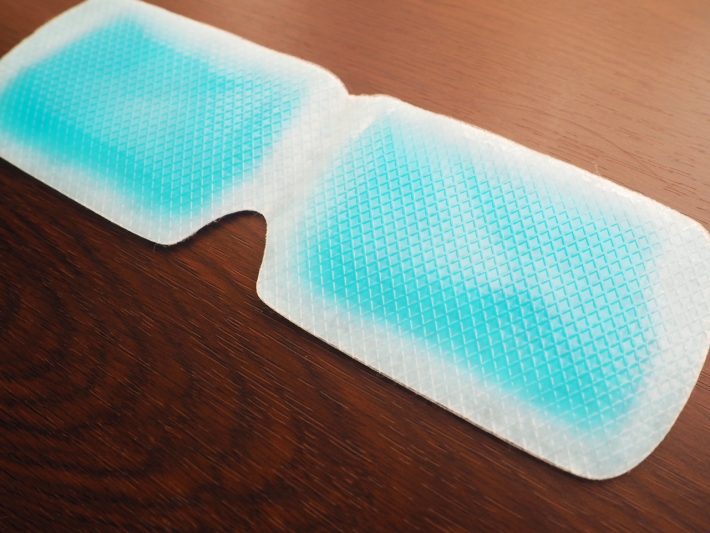 鼻の部分に切れ込みが入ったアイマスク型