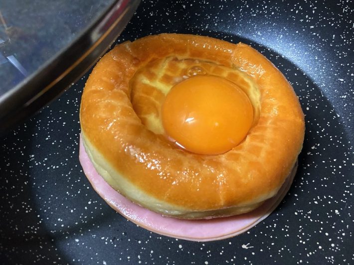 真ん中にたまごを入れ、下にハムをひいてフライパンへ