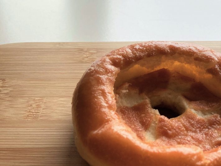 中央を直径約5.5cmの容器で押しつぶします