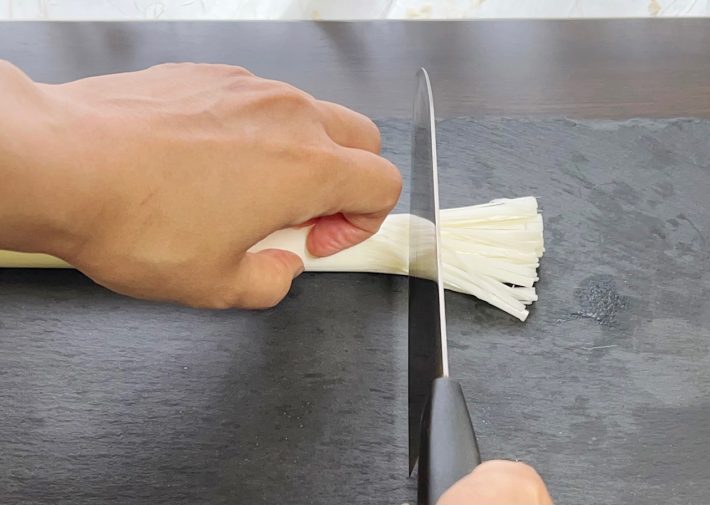 包丁で切り落とす