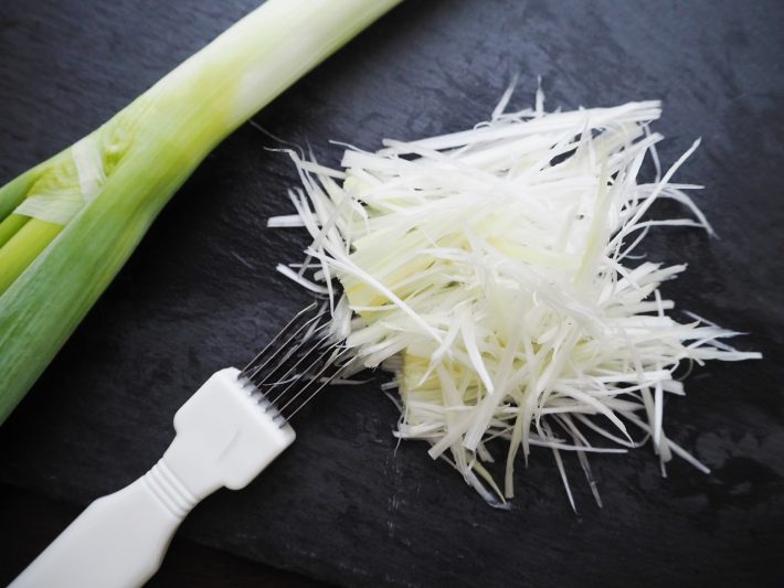 ダイソー「ネギカッター」便利すぎ！極細白髪ネギが秒でできちゃった