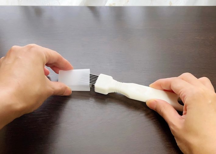 キャップの側面を持って外す