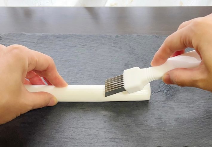 「ネギカッター」の刃先を差し込む