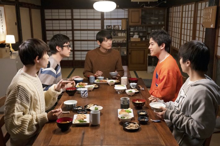 自分はソファの下に隠れているような猫