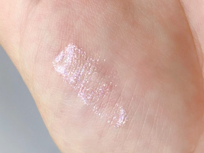 シルバーやピンクに輝く繊細ラメだから使いやすい