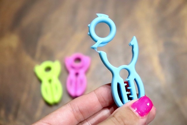 本体が洗濯バサミのような形に