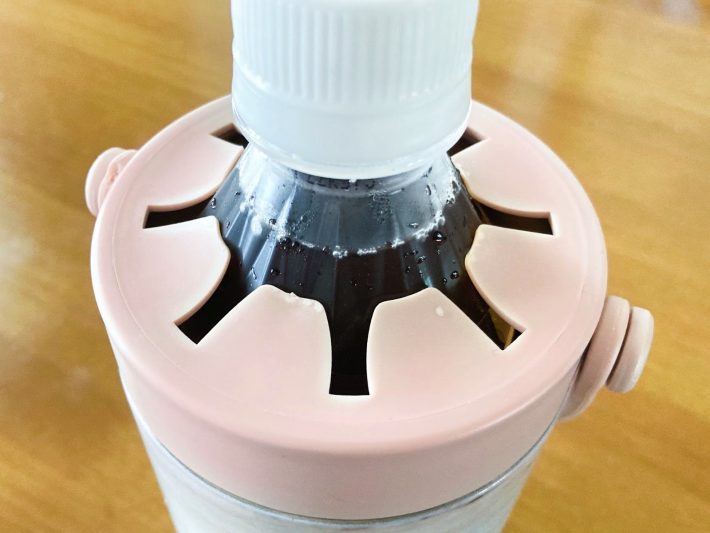 しっかり固定されるから飲みにくくない