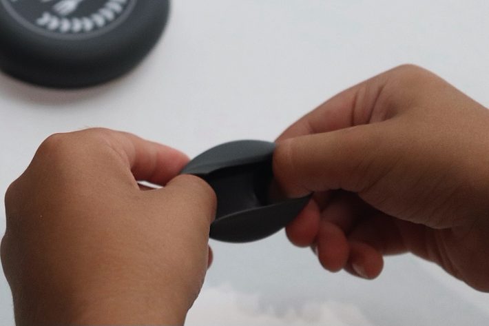 両手でギュっと伸ばしつける