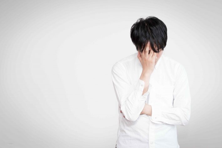 落ち込む男性