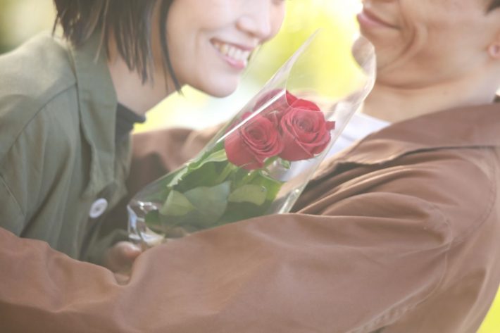 抱き合うカップル