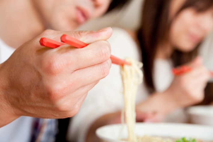 ラーメンを食べる男女