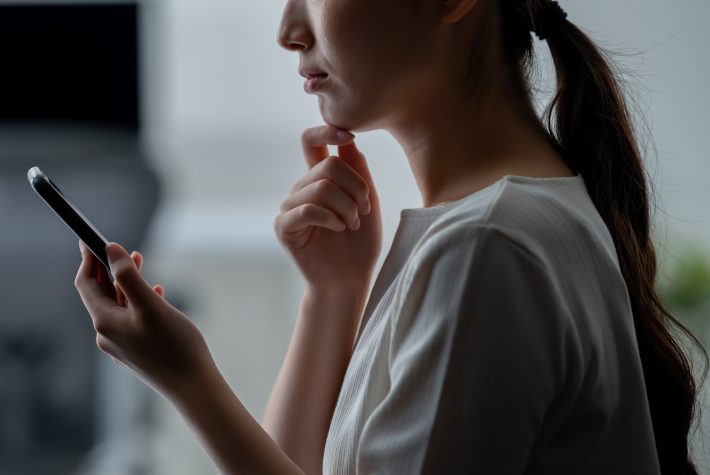 母親に泣きながら電話