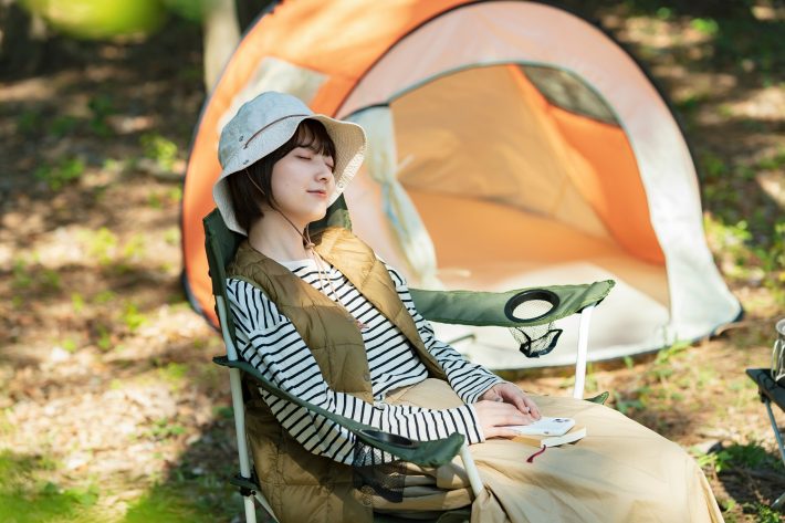 ソロキャンプイメージ・テントの前で昼寝する