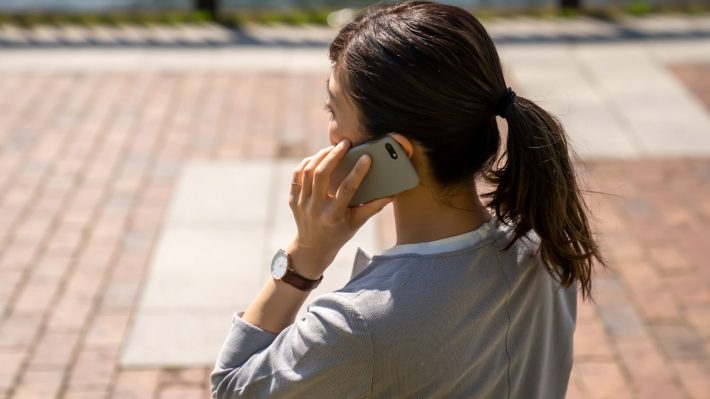 電話をかけるキャリアウーマン