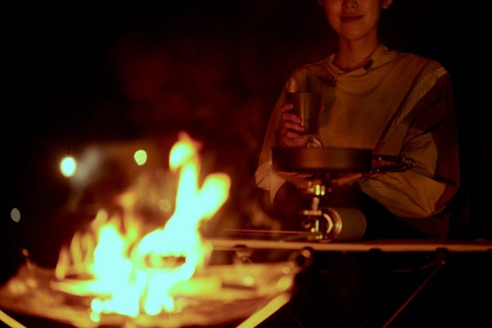 焚火をする女性