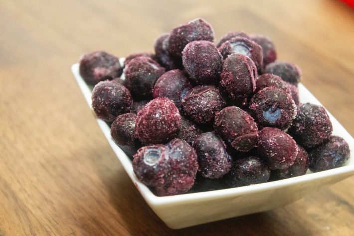 冷凍ブルーベリーをお皿に出した写真