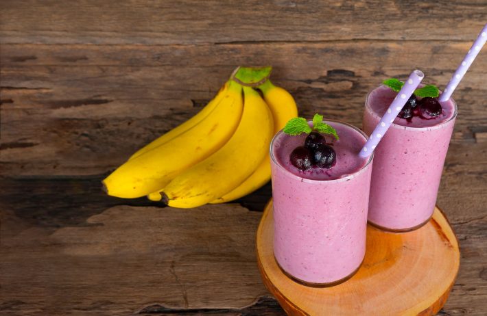 ブルーベリースムージーとバナナの写真