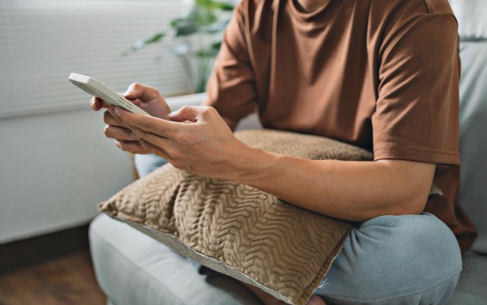 スマホを見る男性