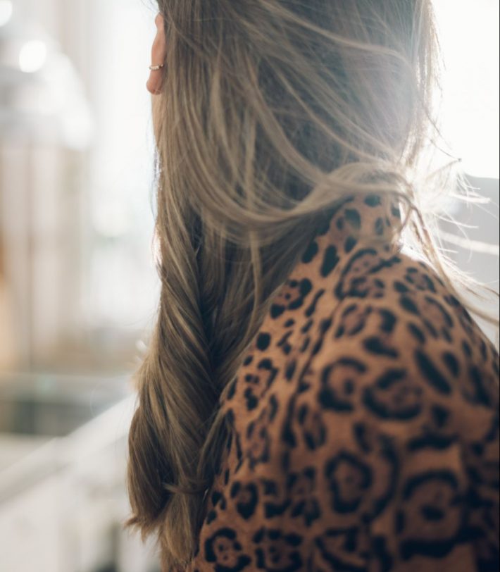 ヒョウ柄を着た女性