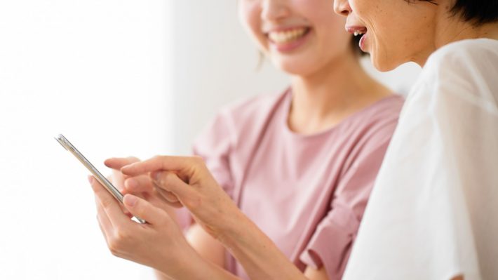 スマホ　高齢女性　義母　娘