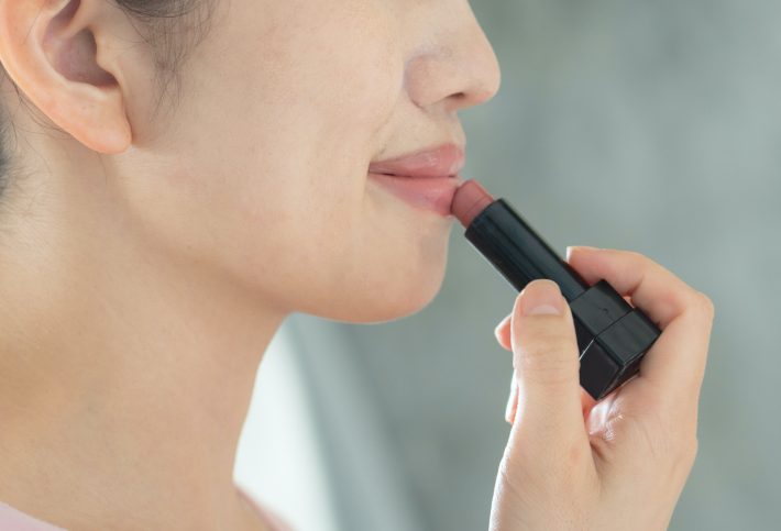 チークとリップは青で攻める