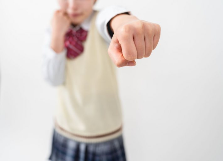 パンチする女子高生