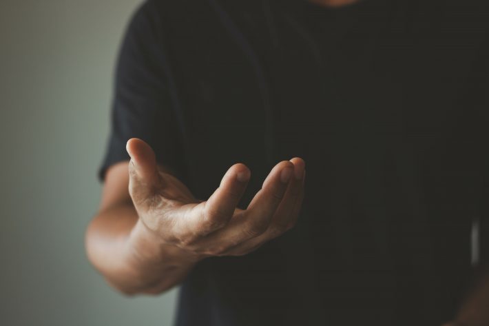 突然会社をやめた彼、生活費を請求される