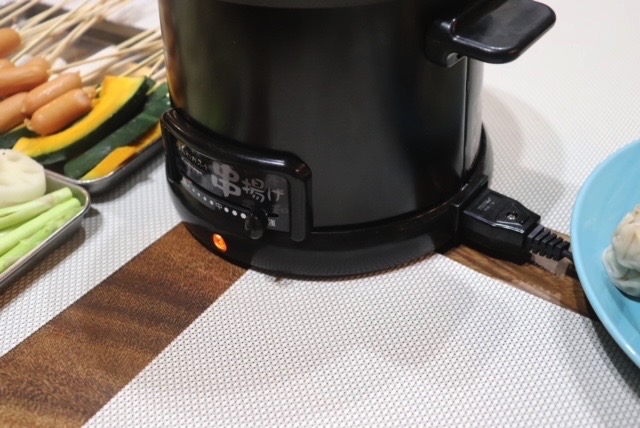 コンセントつなぐと電源が赤くなる