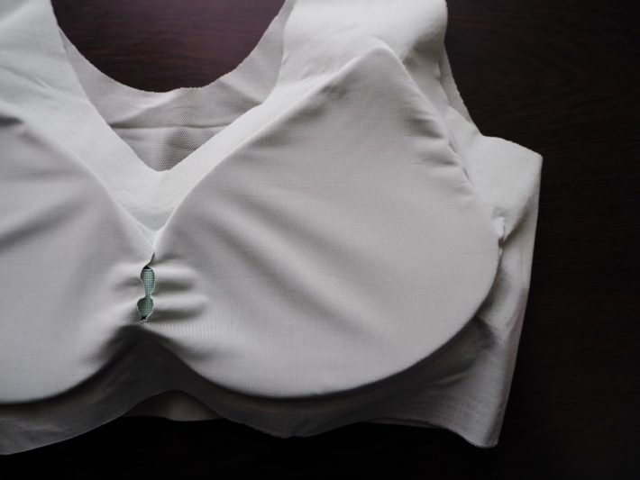 バストが横に流れにくい