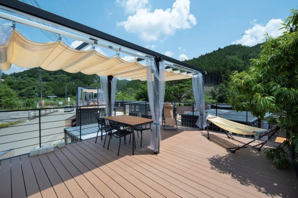 屋上テラスの様子。慣れないキャンプ体験よりも快適かもしれません